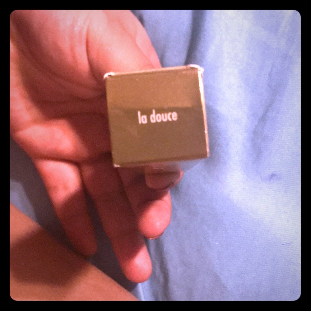 Stila liquid eyeshadow in la douce